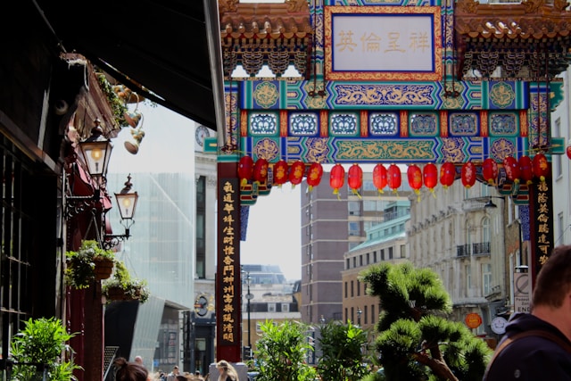 China Issues Travel Warning to Japan, Triggering Drop in Tourism and Retail Shares